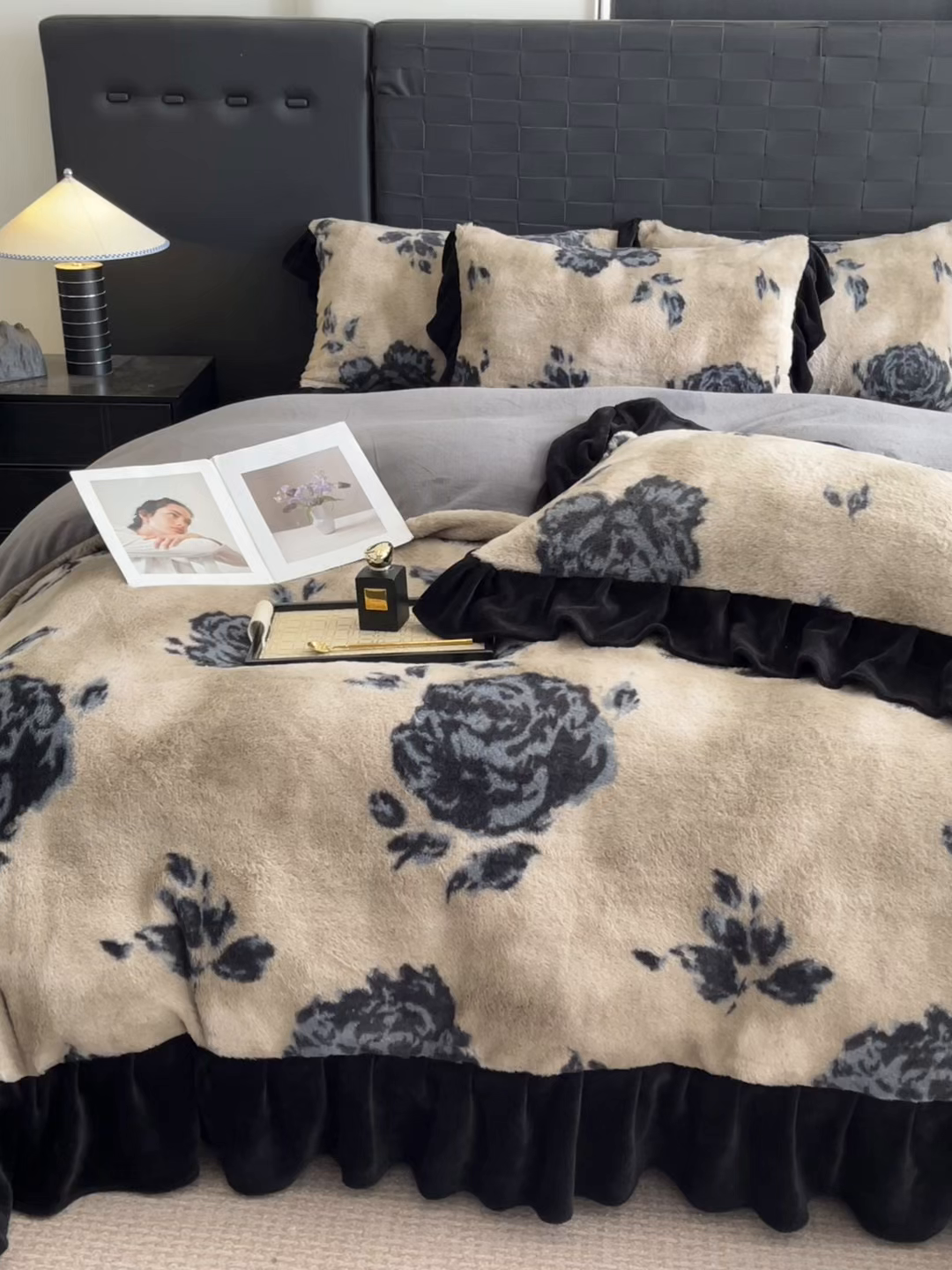 91家纺网 家纺一手货源 找家纺 利欧 2025新款兔毛牛奶绒印花四件套 墨影墨玫