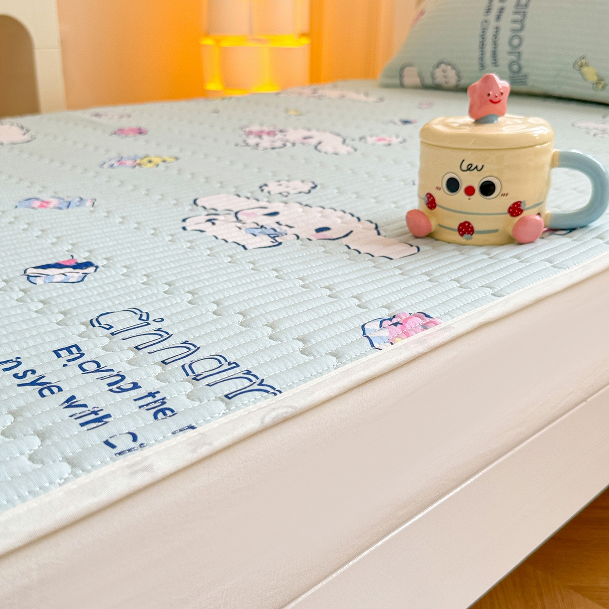 91家纺网 家纺一手货源 找家纺 妮可 2025新款卡通印花学生宿舍原棉夹棉床笠系列 玉桂狗