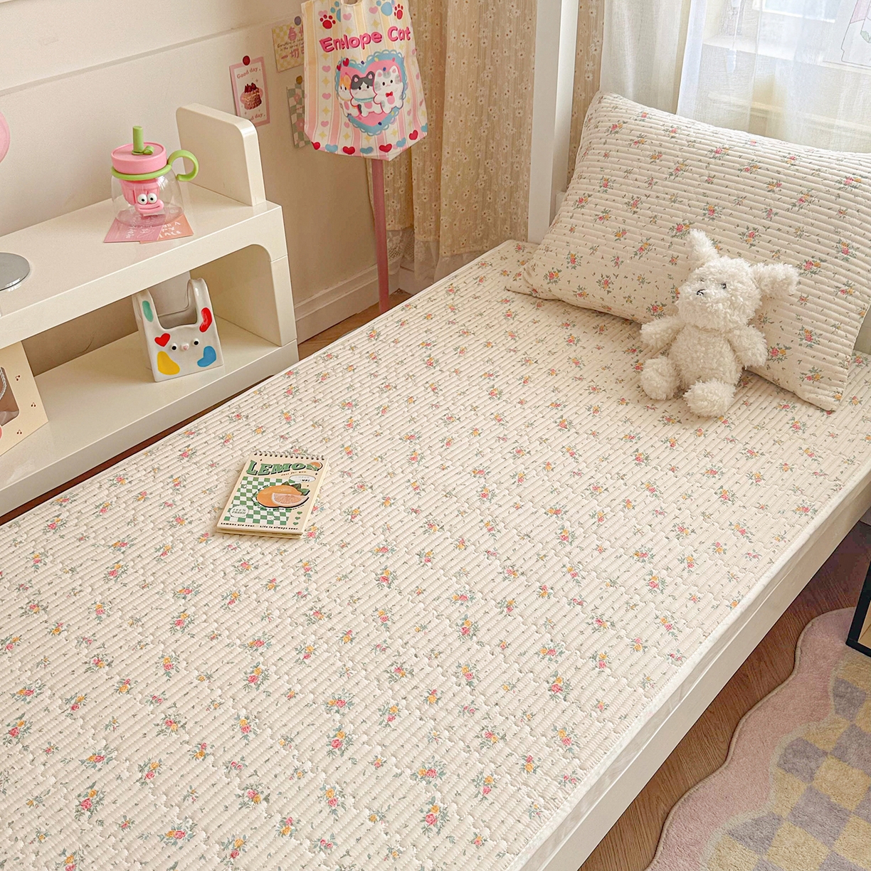 91家纺网 家纺一手货源 找家纺 妮可 2025新款卡通印花学生宿舍原棉夹棉床笠系列 小花K