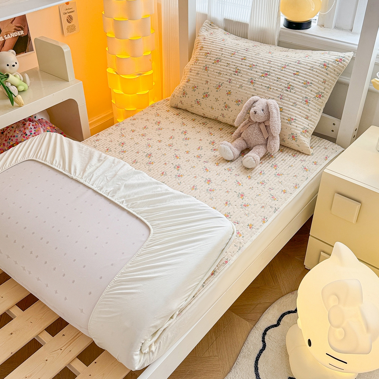 91家纺网 家纺一手货源 找家纺 妮可 2025新款卡通印花学生宿舍原棉夹棉床笠系列 小花K