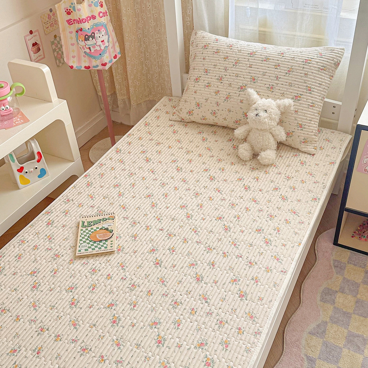 91家纺网 家纺一手货源 找家纺 妮可 2025新款卡通印花学生宿舍原棉夹棉床笠系列 小花K