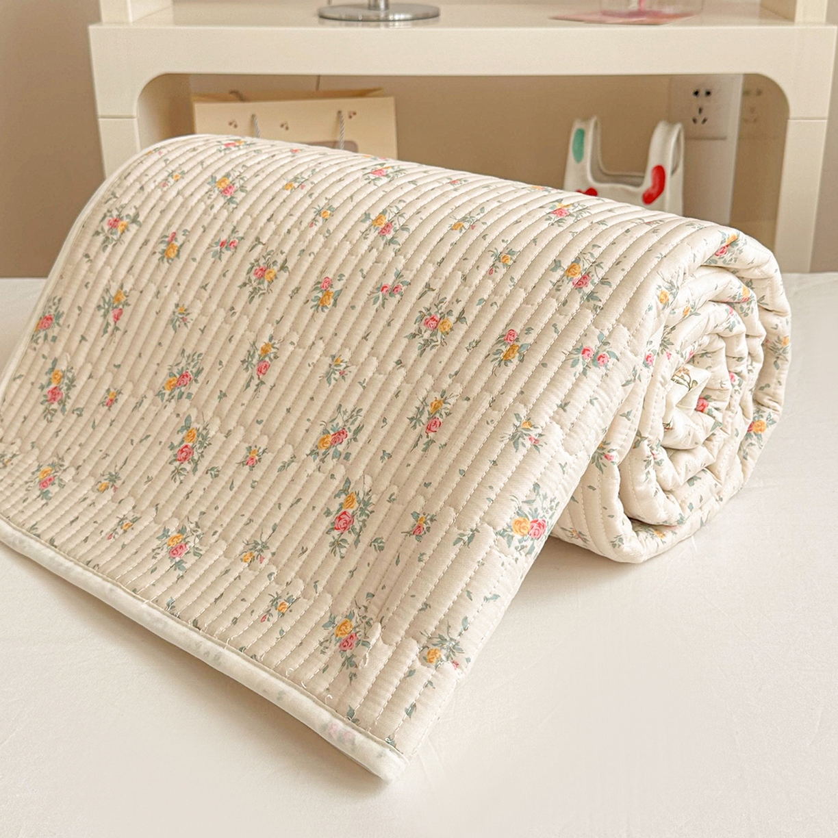 91家纺网 家纺一手货源 找家纺 妮可 2025新款卡通印花学生宿舍原棉夹棉床笠系列 小花K