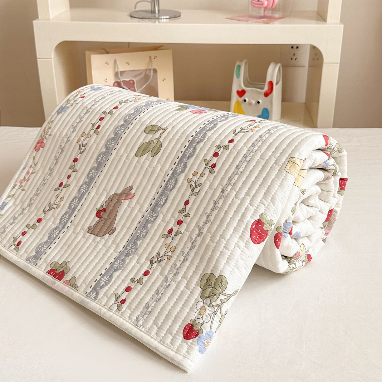 91家纺网 家纺一手货源 找家纺 妮可 2025新款卡通印花学生宿舍原棉夹棉床笠系列 花丛