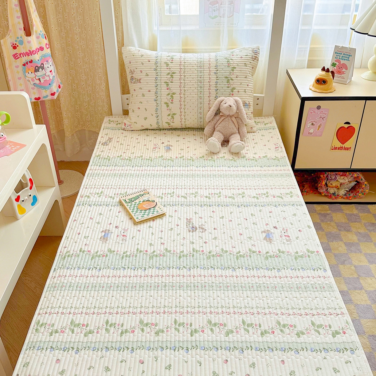 91家纺网 家纺一手货源 找家纺 妮可 2025新款卡通印花学生宿舍原棉夹棉床笠系列 草莓