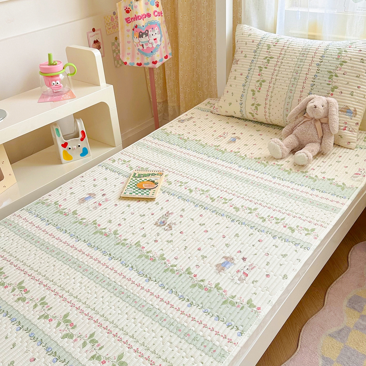 91家纺网 家纺一手货源 找家纺 妮可 2025新款卡通印花学生宿舍原棉夹棉床笠系列 草莓