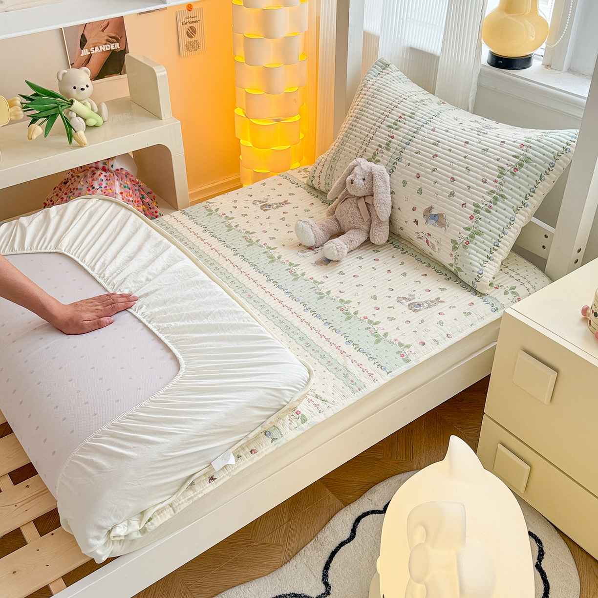 91家纺网 家纺一手货源 找家纺 妮可 2025新款卡通印花学生宿舍原棉夹棉床笠系列 草莓