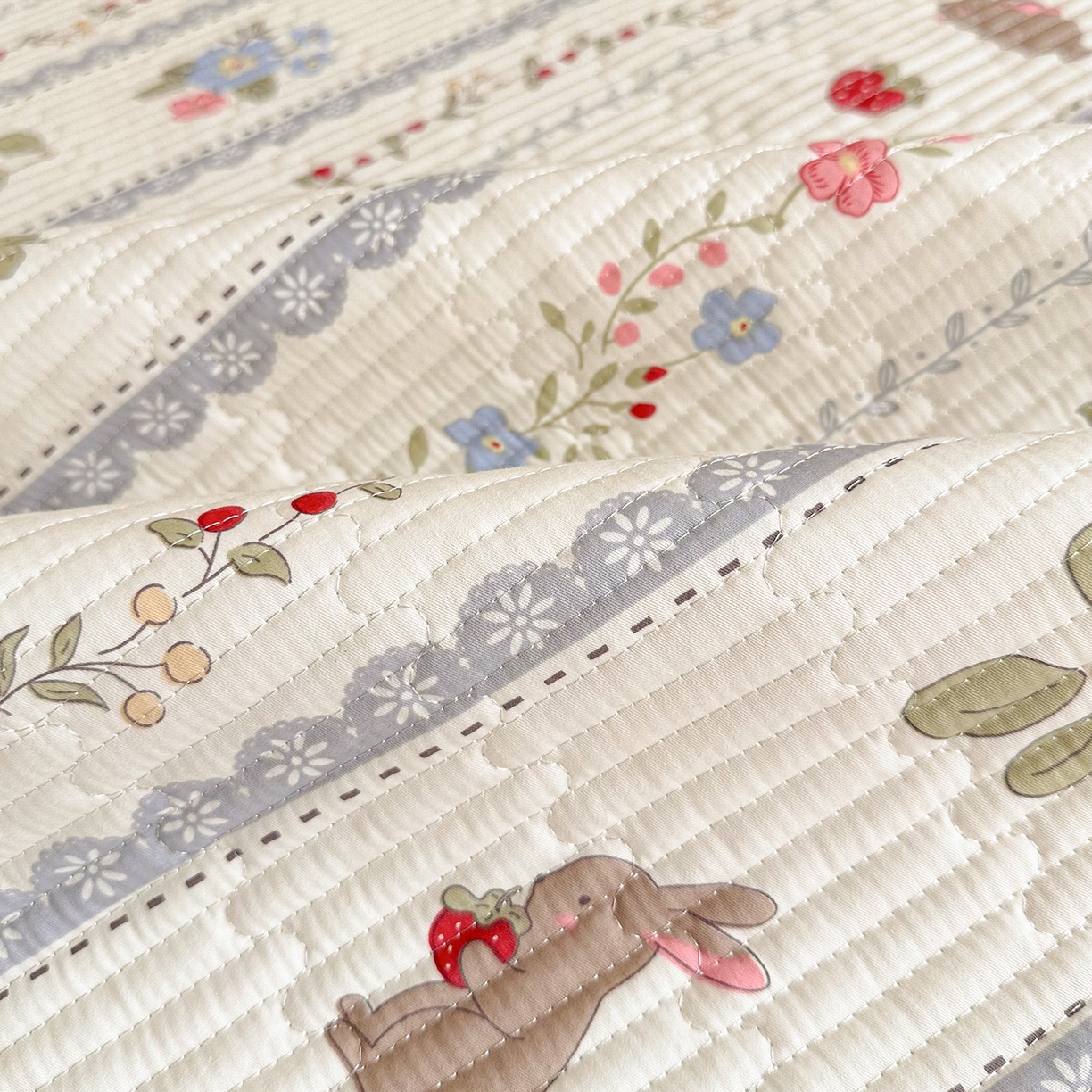 91家纺网 家纺一手货源 找家纺 妮可 2025新款卡通印花学生宿舍原棉夹棉床笠系列 花丛