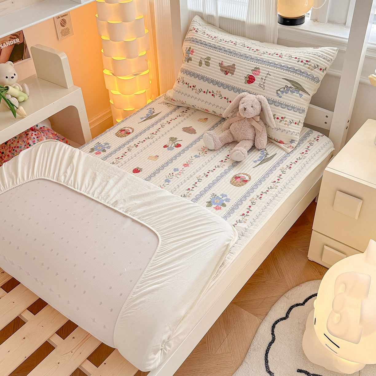 91家纺网 家纺一手货源 找家纺 妮可 2025新款卡通印花学生宿舍原棉夹棉床笠系列 花丛