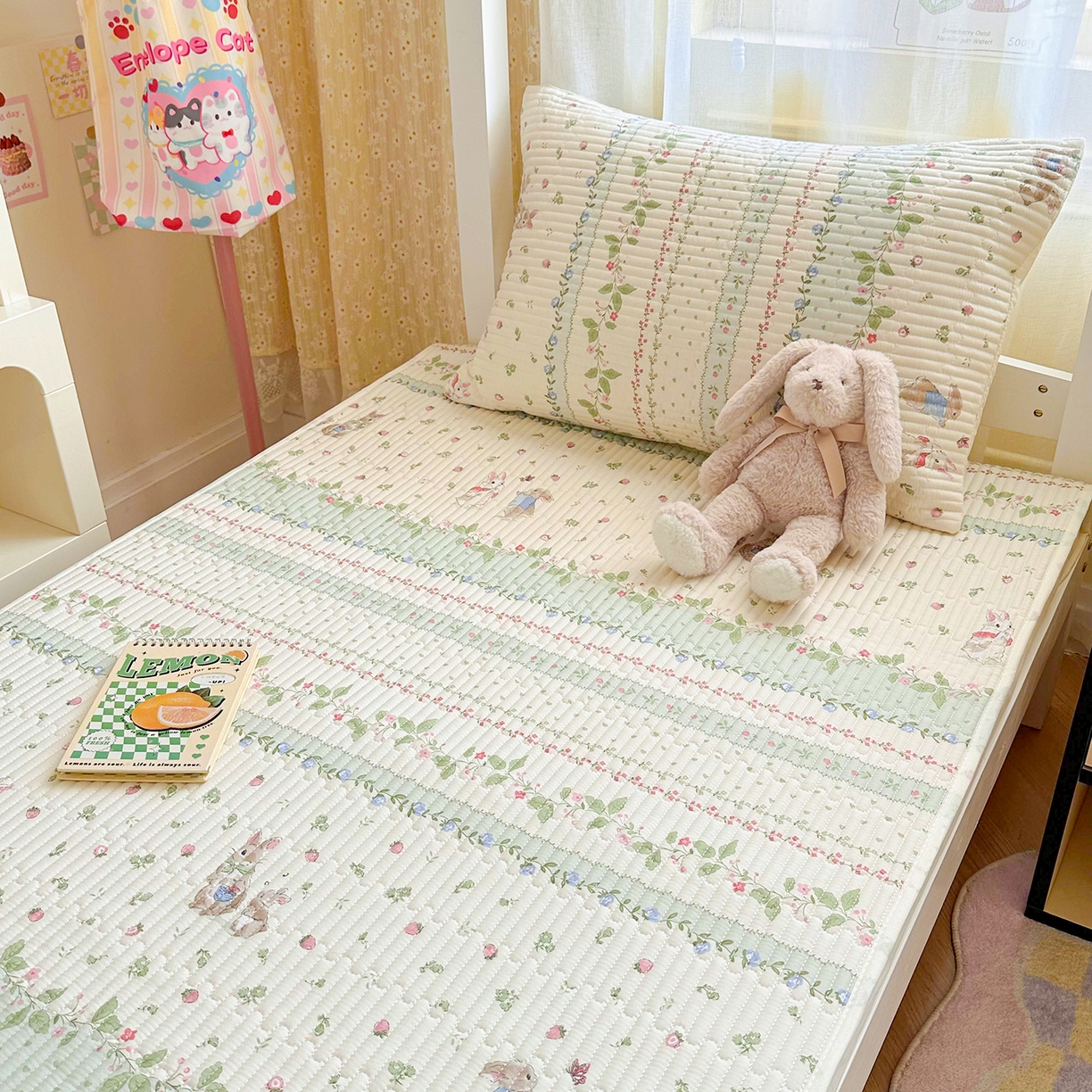 91家纺网 家纺一手货源 找家纺 妮可 2025新款卡通印花学生宿舍原棉夹棉床笠系列 草莓