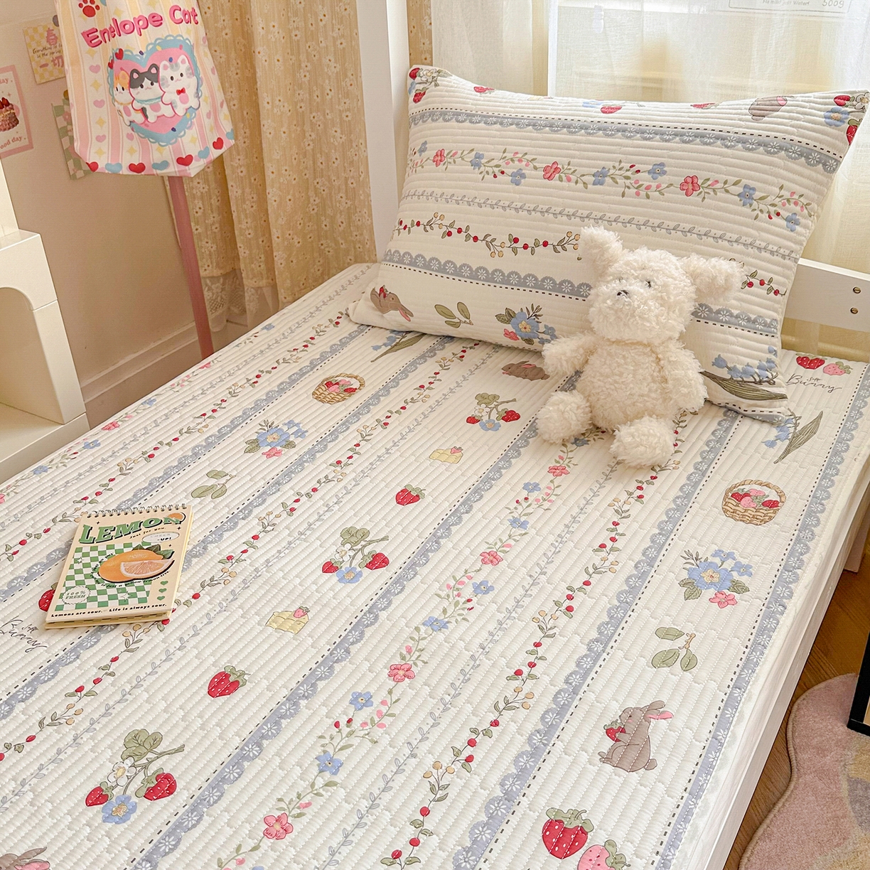 91家纺网 家纺一手货源 找家纺 妮可 2025新款卡通印花学生宿舍原棉夹棉床笠系列 花丛