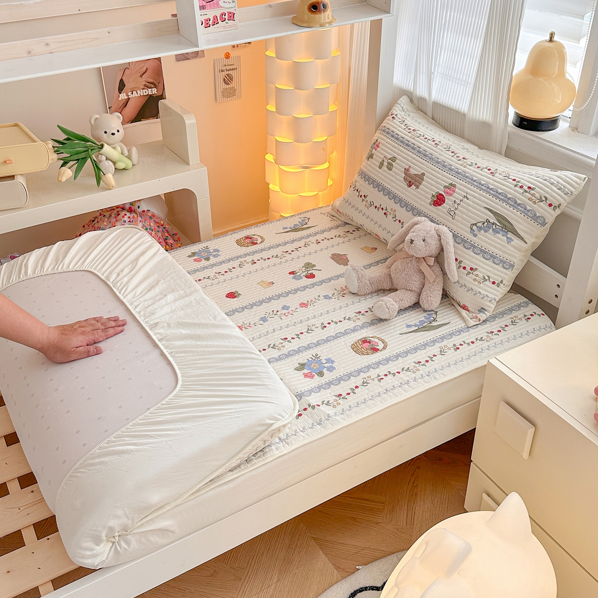 91家纺网 家纺一手货源 找家纺 妮可 2025新款卡通印花学生宿舍原棉夹棉床笠系列 花丛