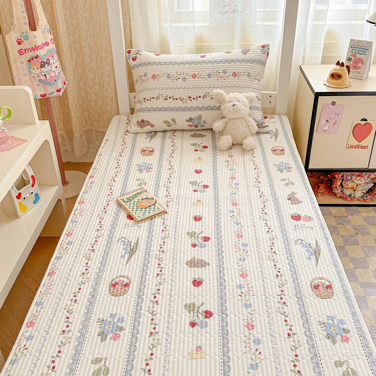 91家纺网 家纺一手货源 找家纺 妮可 2025新款卡通印花学生宿舍原棉夹棉床笠系列 花丛