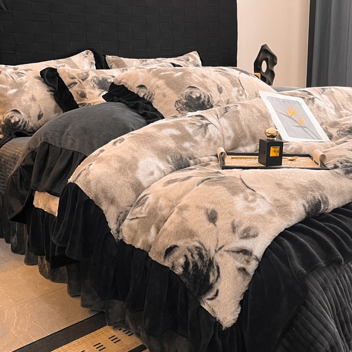 91家纺网 家纺一手货源 找家纺 利欧 2025新款兔毛牛奶绒印花四件套 韵赫浅玫