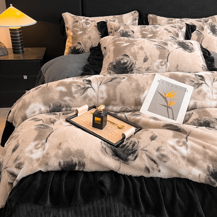 91家纺网 家纺一手货源 找家纺 利欧 2025新款兔毛牛奶绒印花四件套 韵赫浅玫