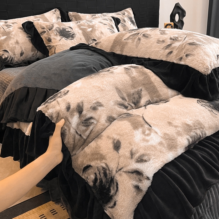 91家纺网 家纺一手货源 找家纺 利欧 2025新款兔毛牛奶绒印花四件套 韵赫浅玫