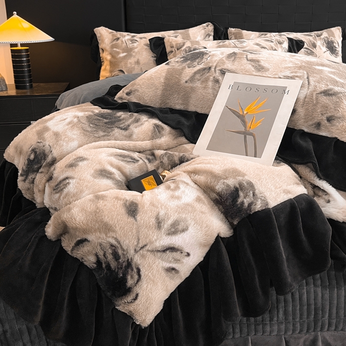 91家纺网 家纺一手货源 找家纺 利欧 2025新款兔毛牛奶绒印花四件套 韵赫浅玫