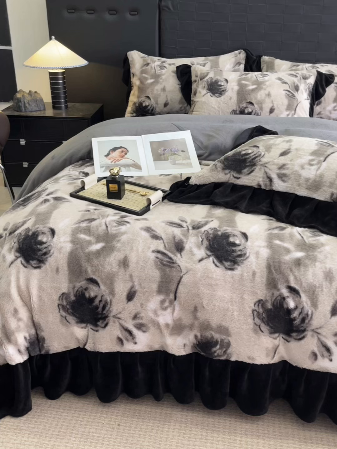 91家纺网 家纺一手货源 找家纺 利欧 2025新款兔毛牛奶绒印花四件套 韵赫浅玫