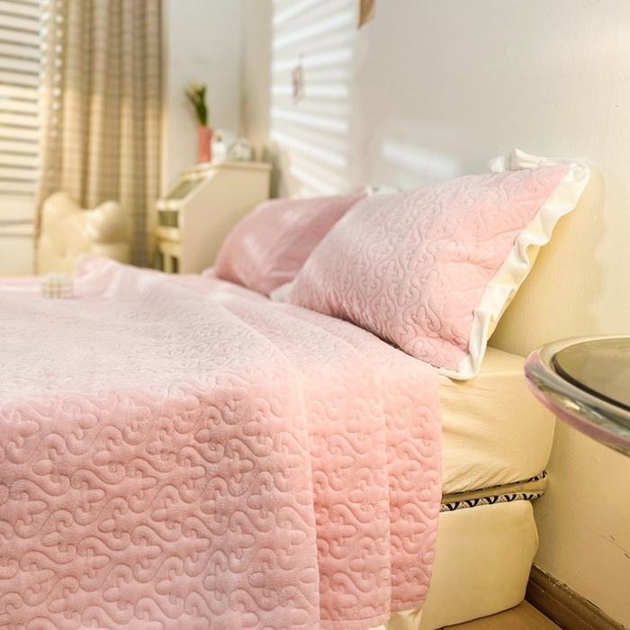 91家纺网 家纺一手货源 找家纺 （总）妮可 2025秋冬新款加厚牛奶绒多功能荷叶边纯色床盖