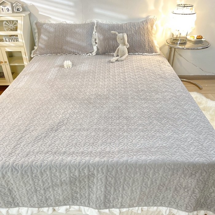 91家纺网 家纺一手货源 找家纺 妮可 2025秋冬新款加厚牛奶绒多功能荷叶边纯色床盖 温暖灰