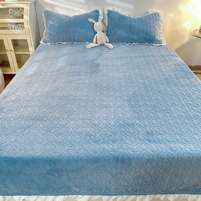 91家纺网 家纺一手货源 找家纺 妮可 2025秋冬新款加厚牛奶绒多功能荷叶边纯色床盖 天空蓝