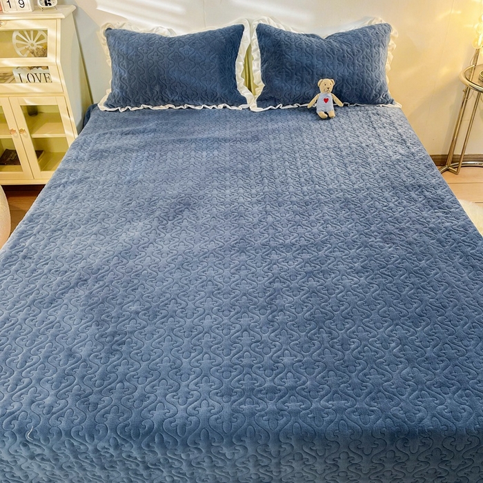 91家纺网 家纺一手货源 找家纺 妮可 2025秋冬新款加厚牛奶绒多功能荷叶边纯色床盖 深海蓝