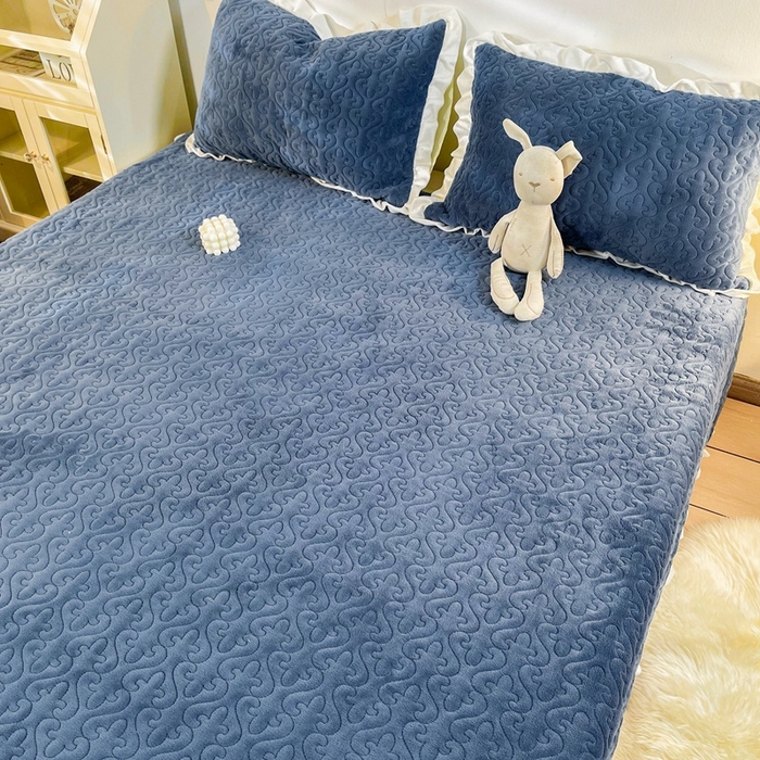 91家纺网 家纺一手货源 找家纺 妮可 2025秋冬新款加厚牛奶绒多功能荷叶边纯色床盖 深海蓝