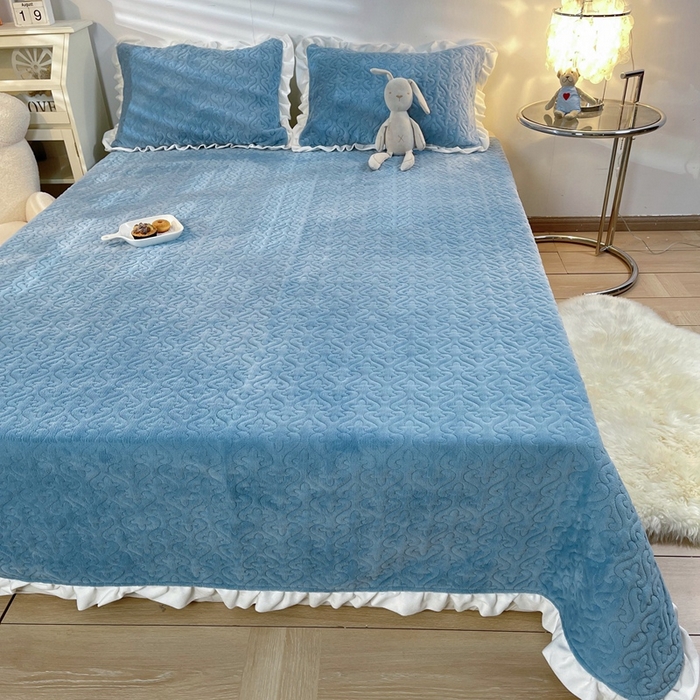 91家纺网 家纺一手货源 找家纺 妮可 2025秋冬新款加厚牛奶绒多功能荷叶边纯色床盖 天空蓝