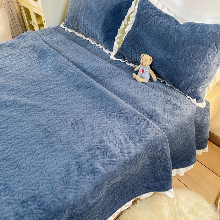 91家纺网 家纺一手货源 找家纺 妮可 2025秋冬新款加厚牛奶绒多功能荷叶边纯色床盖 深海蓝
