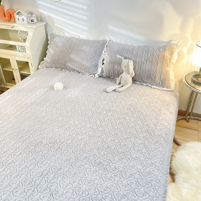 91家纺网 家纺一手货源 找家纺 妮可 2025秋冬新款加厚牛奶绒多功能荷叶边纯色床盖 温暖灰