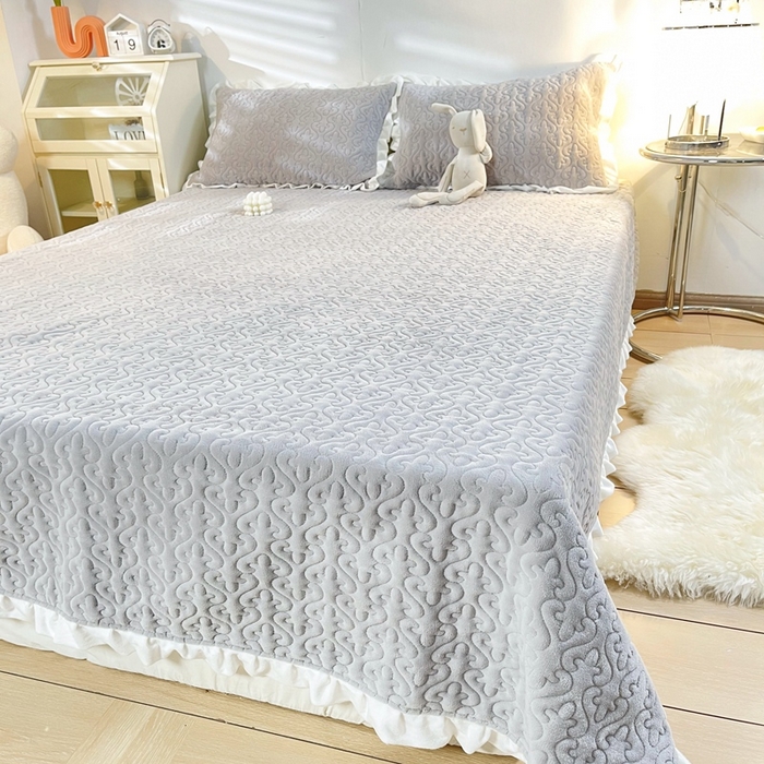 91家纺网 家纺一手货源 找家纺 妮可 2025秋冬新款加厚牛奶绒多功能荷叶边纯色床盖 温暖灰