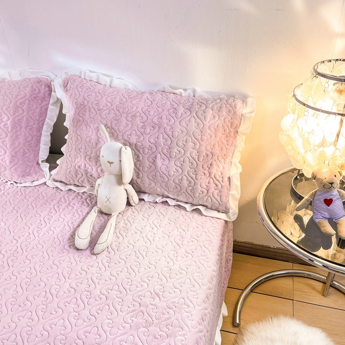 91家纺网 家纺一手货源 找家纺 妮可 2025秋冬新款加厚牛奶绒多功能荷叶边纯色床盖 芋泥紫