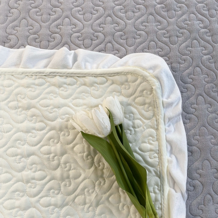 91家纺网 家纺一手货源 找家纺 妮可 2025秋冬新款加厚牛奶绒多功能荷叶边纯色床盖 温暖灰