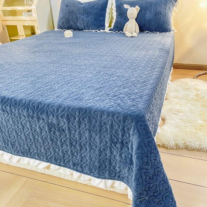 91家纺网 家纺一手货源 找家纺 妮可 2025秋冬新款加厚牛奶绒多功能荷叶边纯色床盖 深海蓝