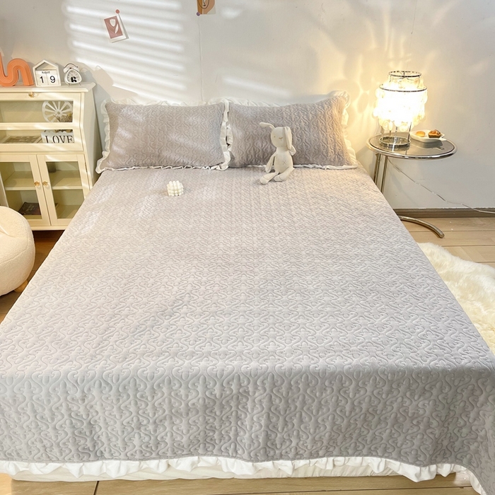 91家纺网 家纺一手货源 找家纺 妮可 2025秋冬新款加厚牛奶绒多功能荷叶边纯色床盖 温暖灰