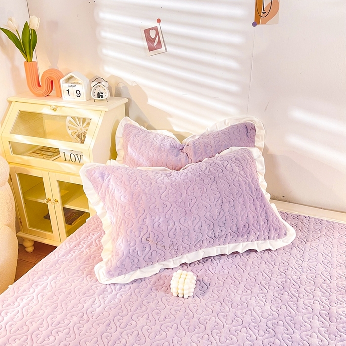 91家纺网 家纺一手货源 找家纺 妮可 2025秋冬新款加厚牛奶绒多功能荷叶边纯色床盖 芋泥紫