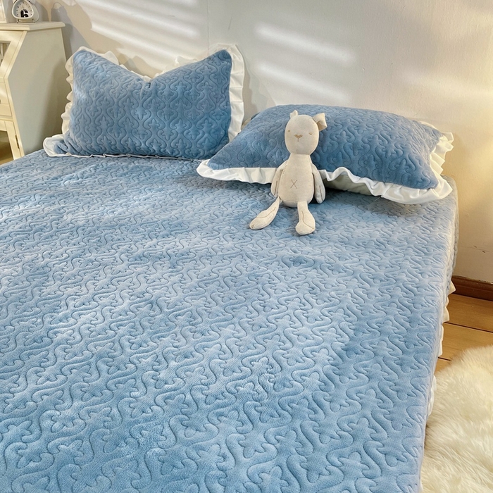 91家纺网 家纺一手货源 找家纺 妮可 2025秋冬新款加厚牛奶绒多功能荷叶边纯色床盖 天空蓝