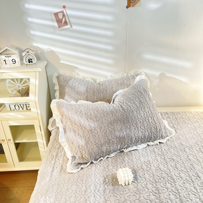 91家纺网 家纺一手货源 找家纺 妮可 2025秋冬新款加厚牛奶绒多功能荷叶边纯色床盖 温暖灰