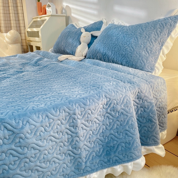 91家纺网 家纺一手货源 找家纺 妮可 2025秋冬新款加厚牛奶绒多功能荷叶边纯色床盖 天空蓝