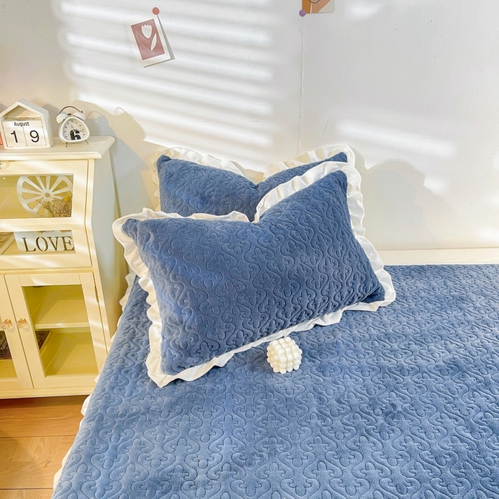 91家纺网 家纺一手货源 找家纺 妮可 2025秋冬新款加厚牛奶绒多功能荷叶边纯色床盖 深海蓝