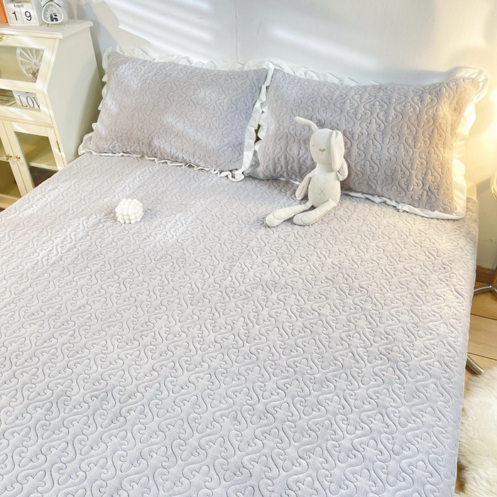 91家纺网 家纺一手货源 找家纺 妮可 2025秋冬新款加厚牛奶绒多功能荷叶边纯色床盖 温暖灰