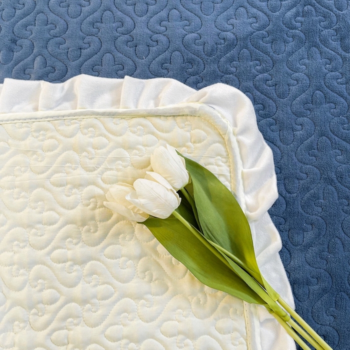 91家纺网 家纺一手货源 找家纺 妮可 2025秋冬新款加厚牛奶绒多功能荷叶边纯色床盖 深海蓝