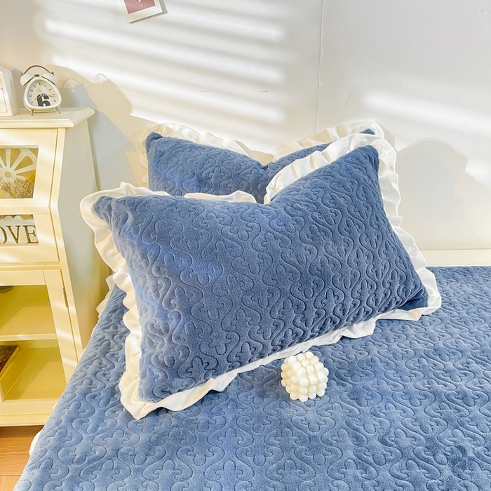 91家纺网 家纺一手货源 找家纺 妮可 2025秋冬新款加厚牛奶绒多功能荷叶边纯色床盖 深海蓝