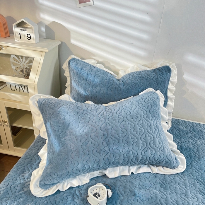 91家纺网 家纺一手货源 找家纺 妮可 2025秋冬新款加厚牛奶绒多功能荷叶边纯色床盖 天空蓝