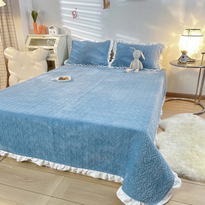 91家纺网 家纺一手货源 找家纺 妮可 2025秋冬新款加厚牛奶绒多功能荷叶边纯色床盖 天空蓝