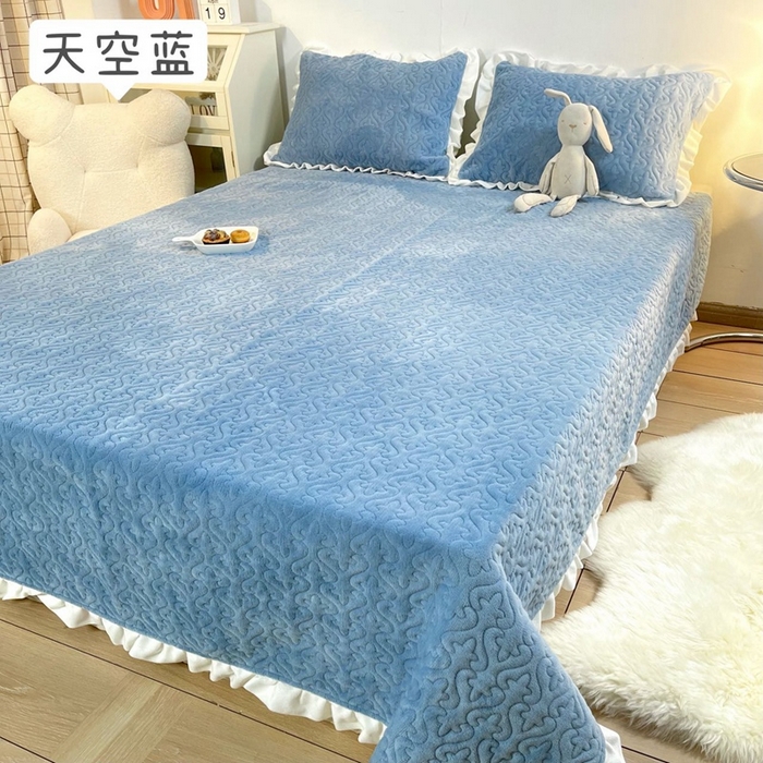 91家纺网 家纺一手货源 找家纺 妮可 2025秋冬新款加厚牛奶绒多功能荷叶边纯色床盖 天空蓝