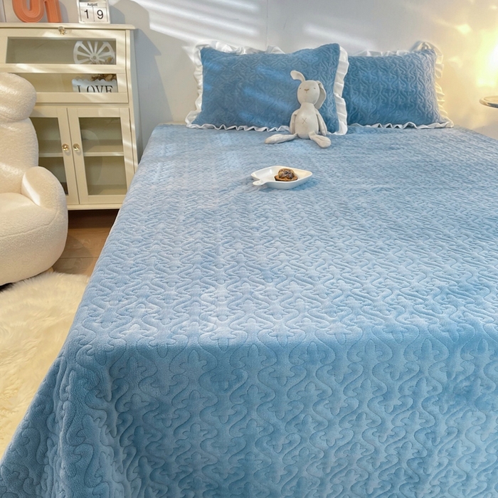 91家纺网 家纺一手货源 找家纺 妮可 2025秋冬新款加厚牛奶绒多功能荷叶边纯色床盖 天空蓝