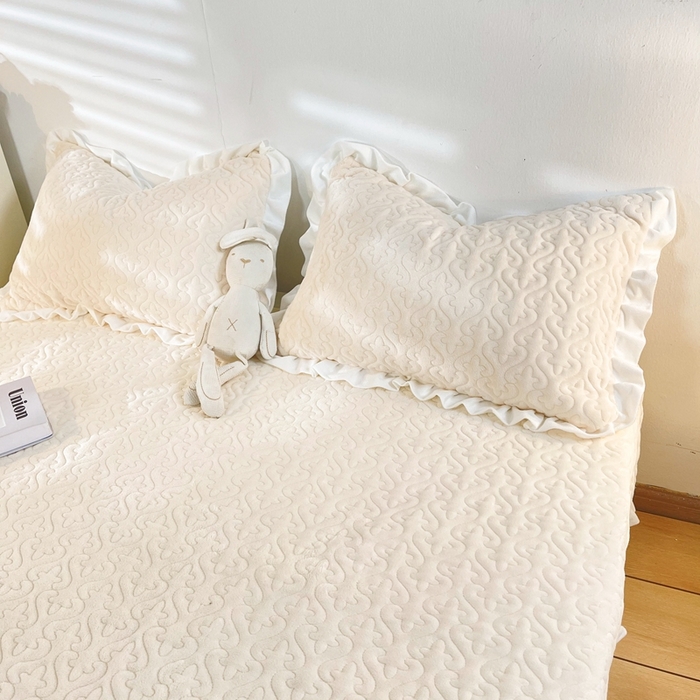 91家纺网 家纺一手货源 找家纺 妮可 2025秋冬新款加厚牛奶绒多功能荷叶边纯色床盖 奶油白