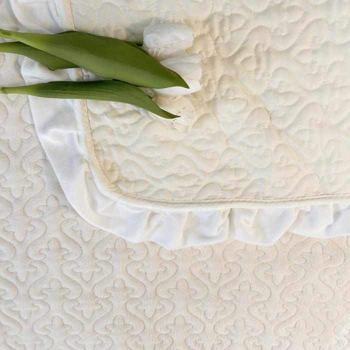 91家纺网 家纺一手货源 找家纺 妮可 2025秋冬新款加厚牛奶绒多功能荷叶边纯色床盖 奶油白