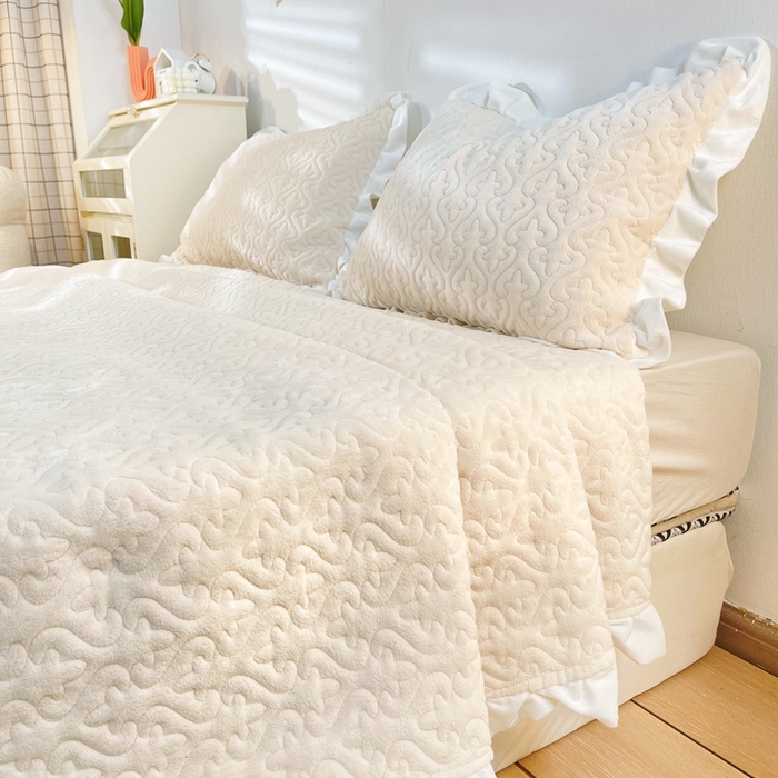 91家纺网 家纺一手货源 找家纺 妮可 2025秋冬新款加厚牛奶绒多功能荷叶边纯色床盖 奶油白