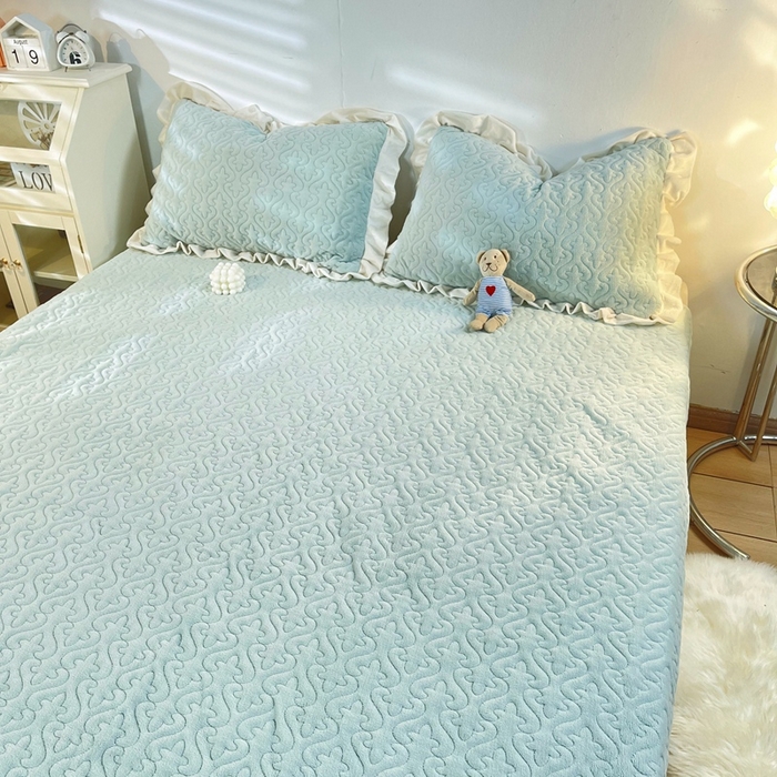 91家纺网 家纺一手货源 找家纺 妮可 2025秋冬新款加厚牛奶绒多功能荷叶边纯色床盖 抹茶绿